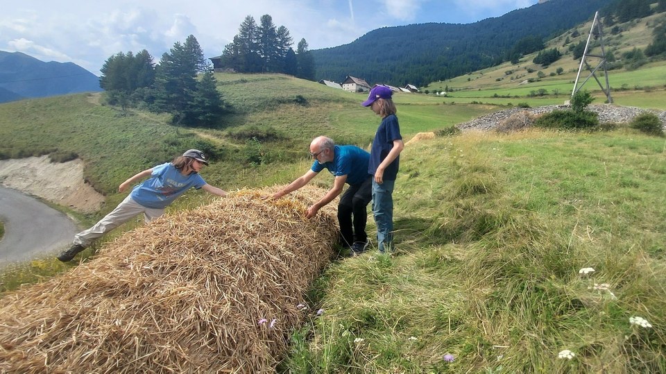 La bête de paille en construction