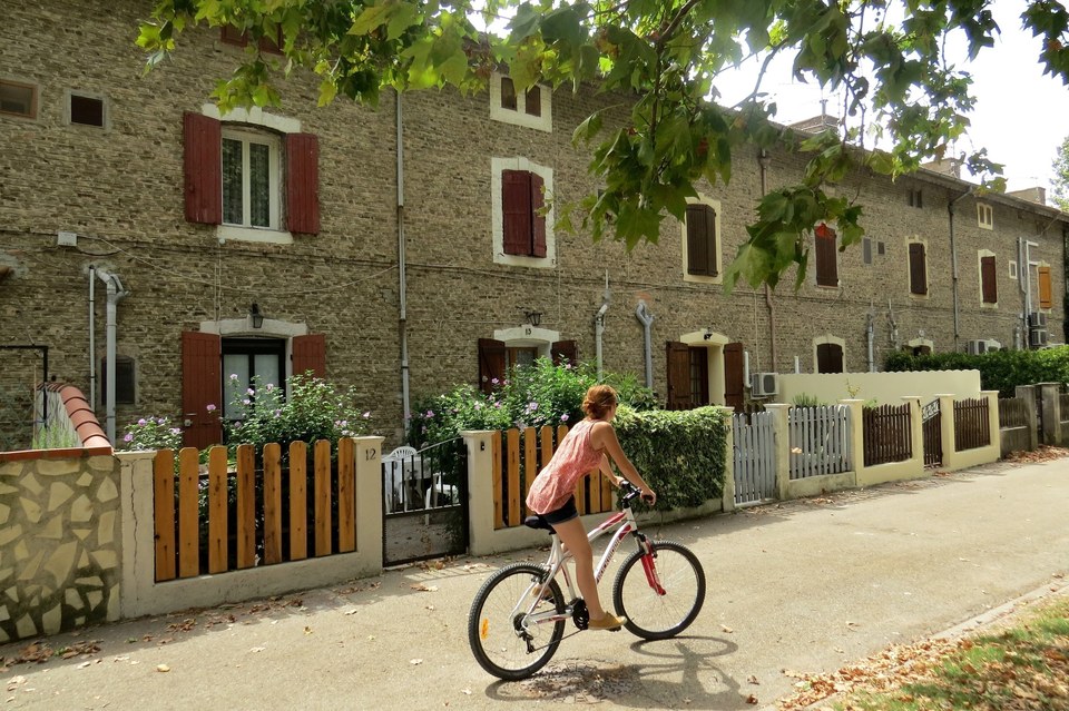 Cycliste le long des Corons de Salin-de-Giraud