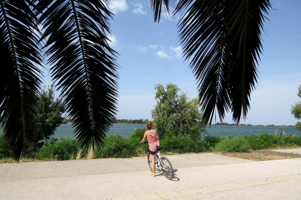 SALIN-DE-GIRAUD - PORT-SAINT-LOUIS - Sur les rives du Rhône à vélo