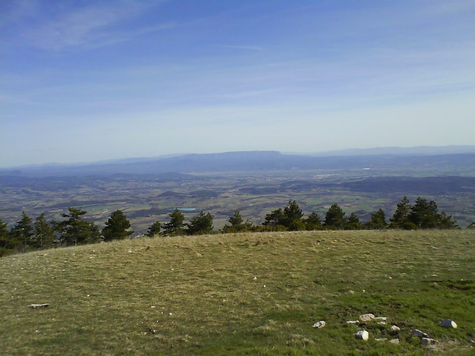 Vue sud depuis le Mourre Nègre, l'étang de la Bonde et la Saint-Victoire au fond