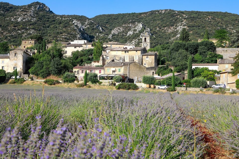 MAUBEC - LE VIEIL OPPEDE - Sur les chemins traversiers