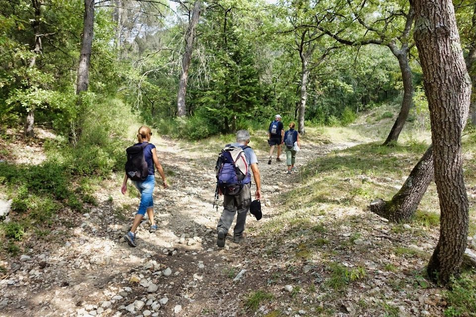 ANSOUIS - Des ruelles du village à la forêt des Pâtis