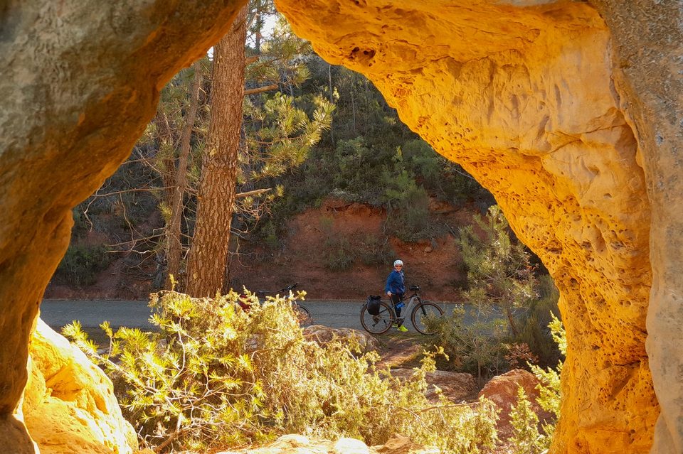 GARGAS - ROUSSILLON - Sur les ocres à vélo