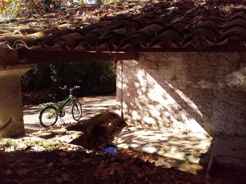 Halte à la faîche sous le lavoir couvert