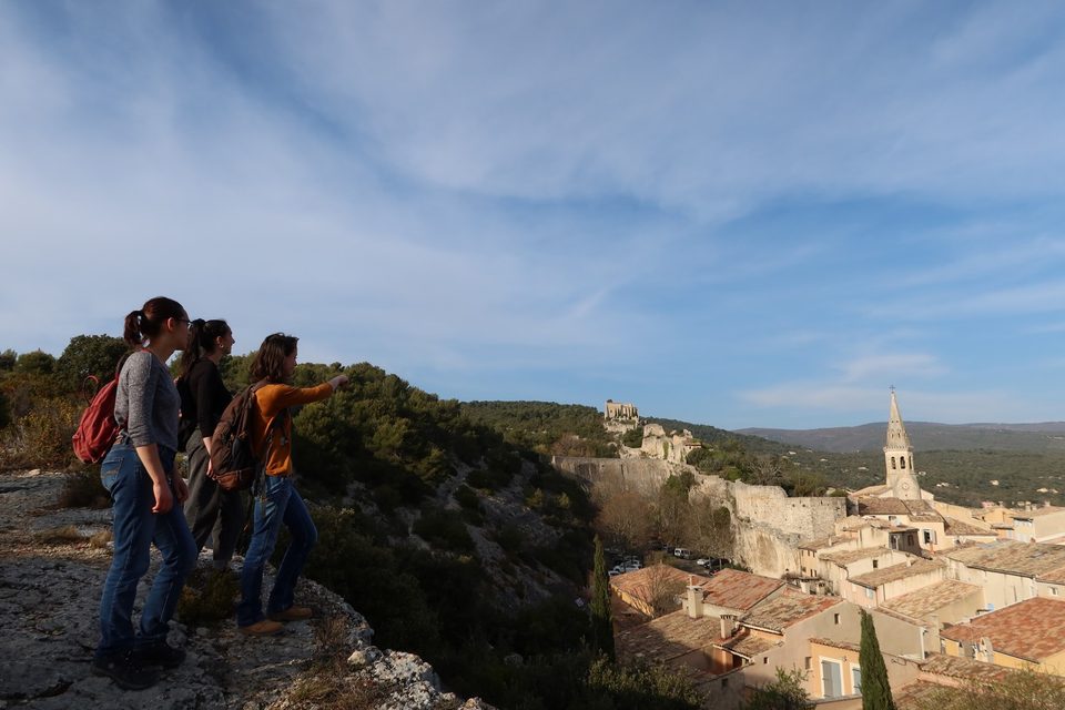 SAINT-SATURNIN-LÈS-APT - Du village aux aiguiers de Travignon