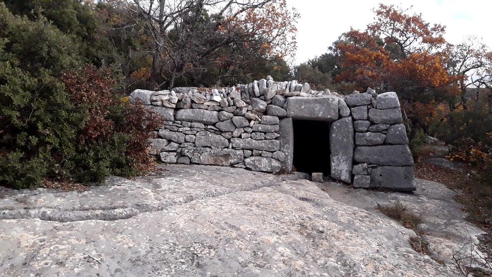 SAINT-SATURNIN-LÈS-APT - Sentier des Aiguiers