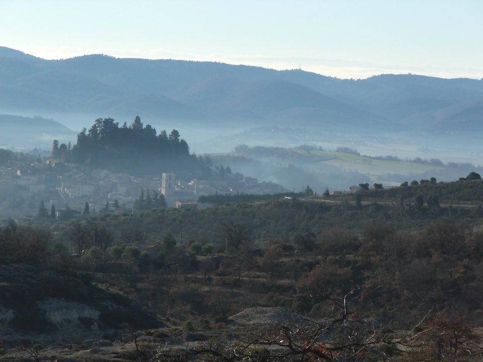 La cité de Forcalquier, sous la brume...