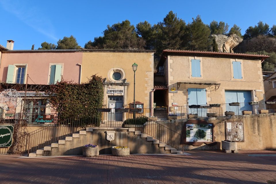 Les Beaumettes, place de la Mairie