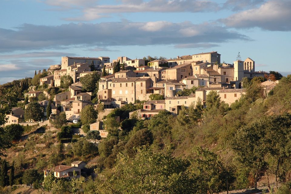 Le village de Lurs et les champs de Tournesols
