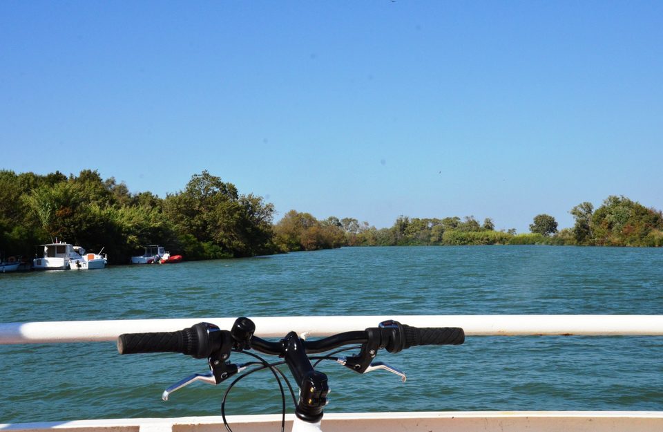 Vélo sur le bac du Sauvage