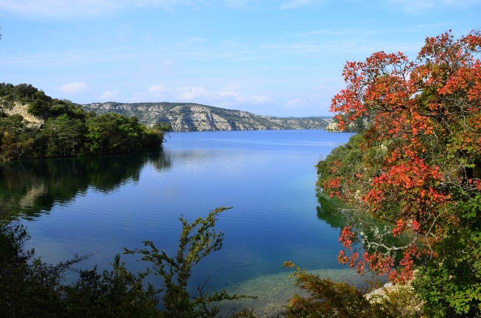 GREOUX-LES-BAINS - Le Tour du lac d'Esparron