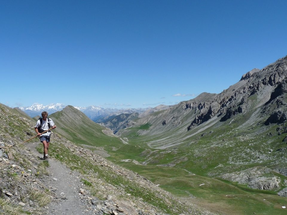 Randonneur dans le vallon Laugier, vers le col de Serenne