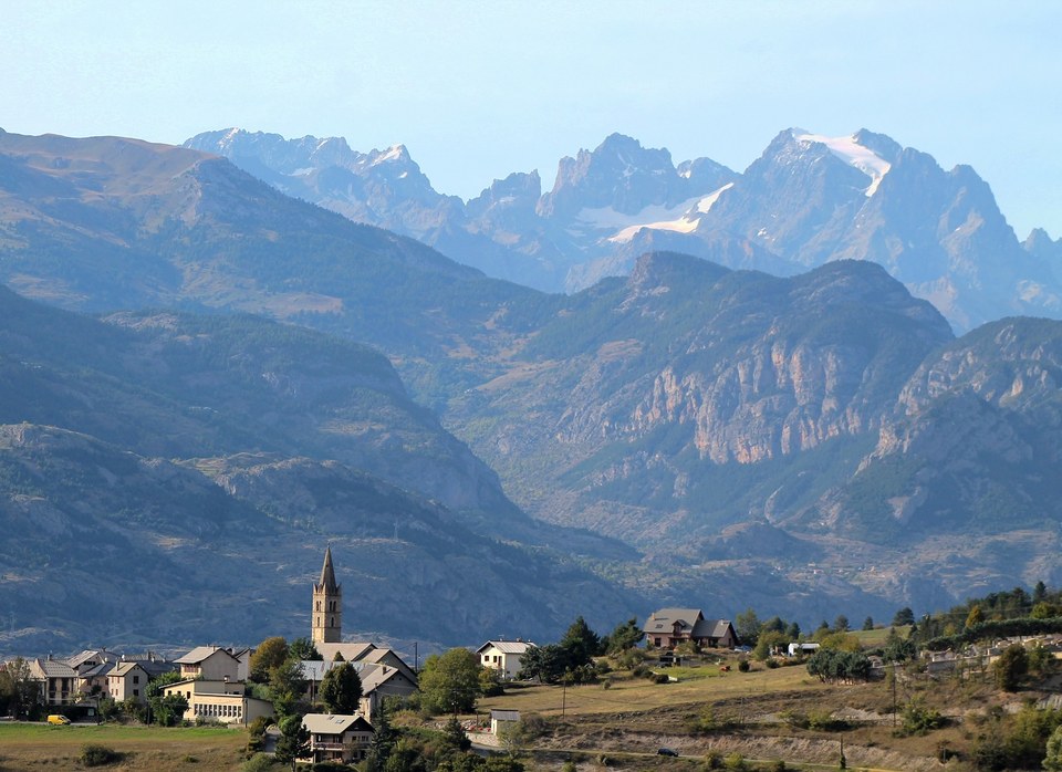 Vue sur Eygliers et les Ecrins