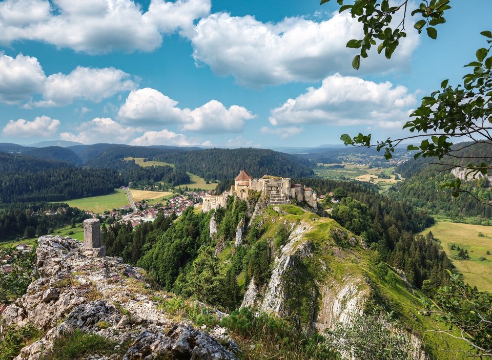 La Cluse et le Château de Joux