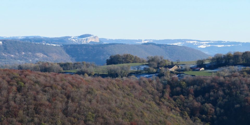 Vue sur la Roche de Hautepierre depuis la grange Millet à Montgesoye