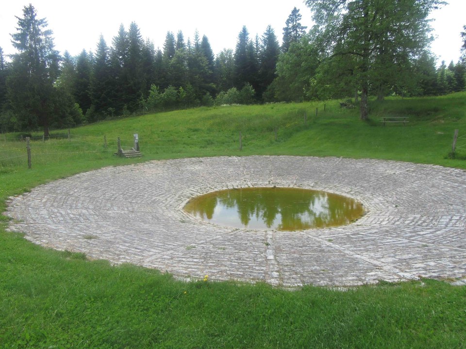 La lavogne, abreuvoir pavé