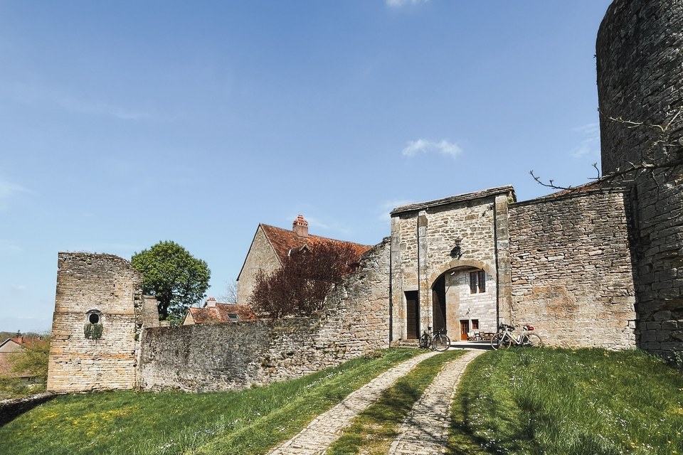 Vue du château d'Étrabonne