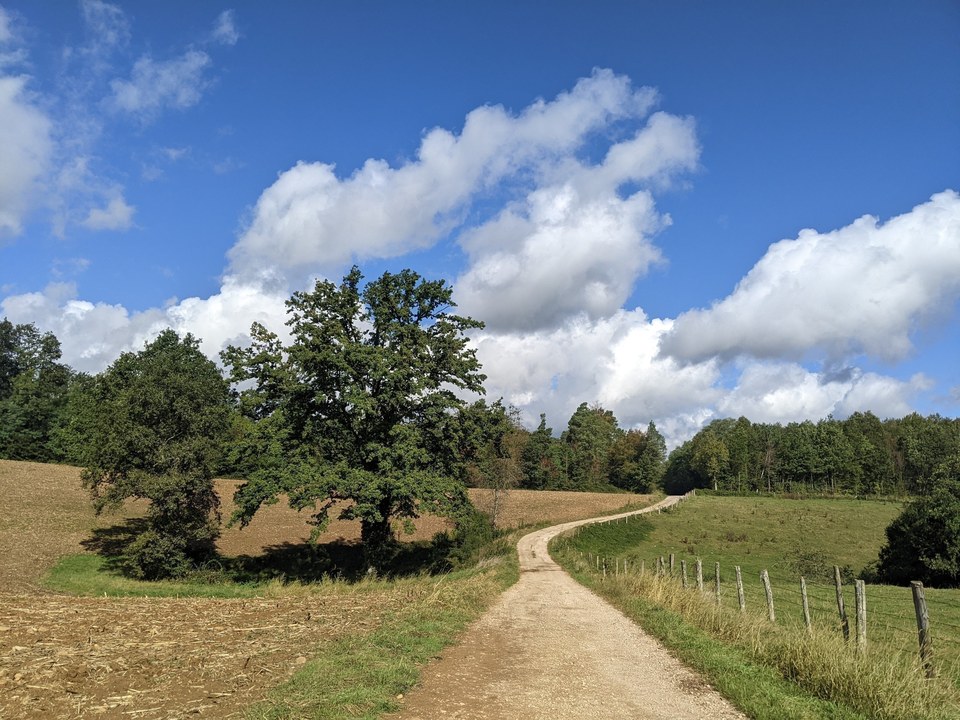 Chemin gravel dans les campagnes du Doubs