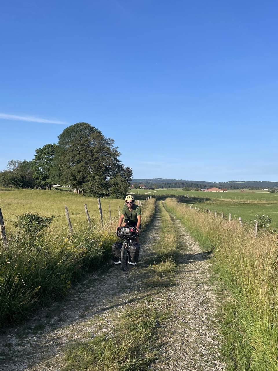 Chemin gravel dans les campagnes du Doubs