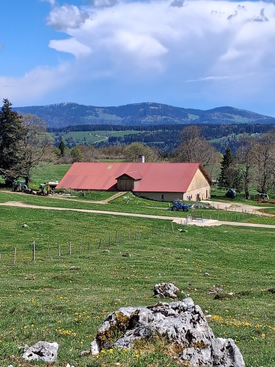 Point de vue sur la ferme des Miroirs et le sommet du Chasseron Suisse