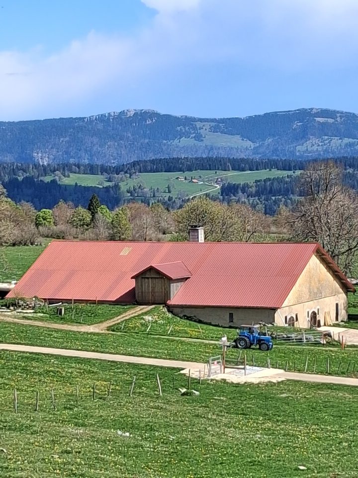 Vue sur la ferme des Miroirs depuis la Béchoularde