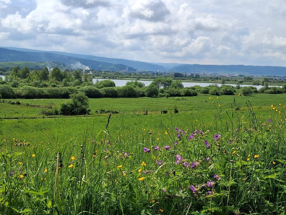 Vue sur le lac du Moray et le clocher de l'église de Doubs