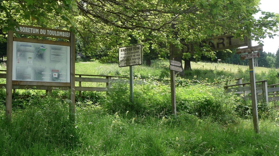 Départ circuits de randonnée arboretum