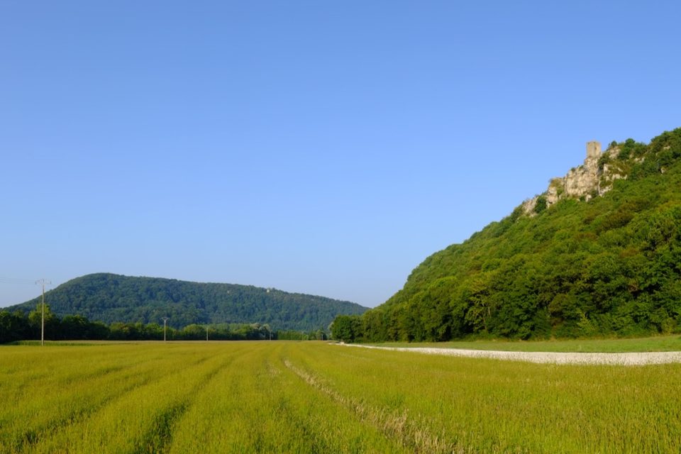 La vallée du Doubs et le château de Montferrand