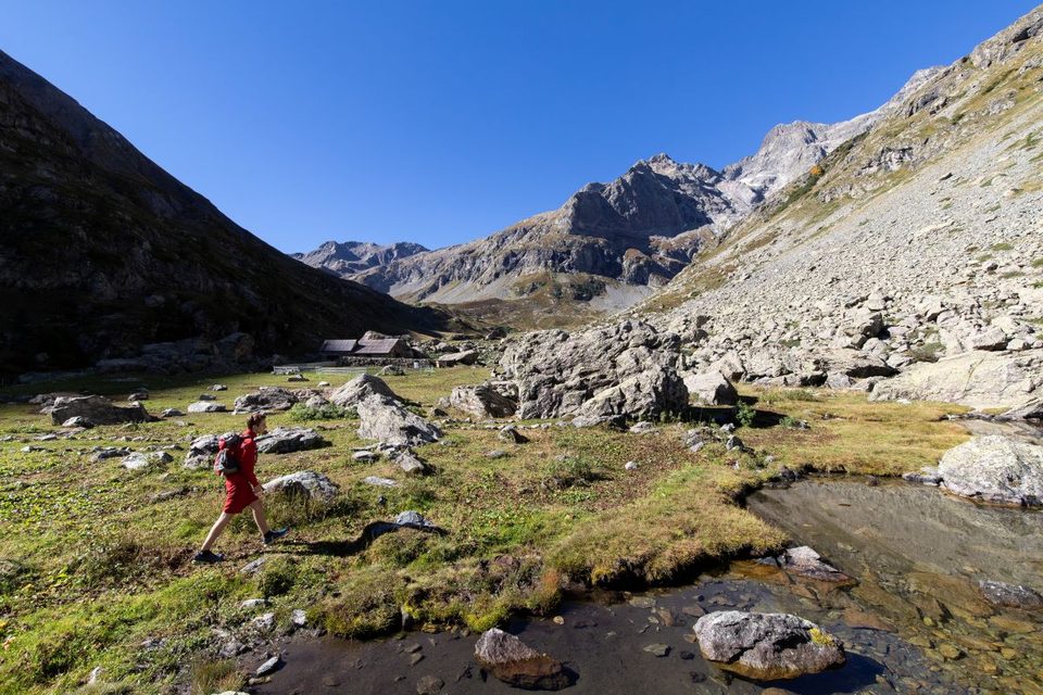 Randonneur dans le vallon de la Selle