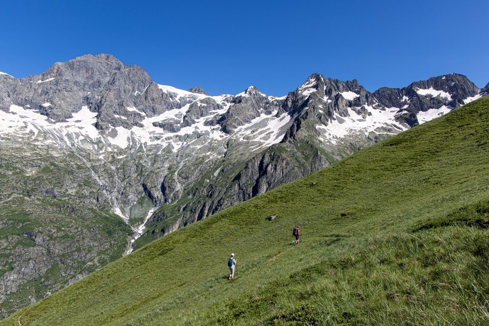 Randonneurs sur le sentier de la boucle de Tirière