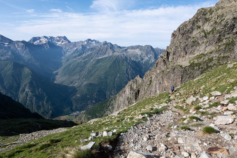 Montée vers le Pas de l'Olan, La Chapelle-en-Valgaudemar en contrebas