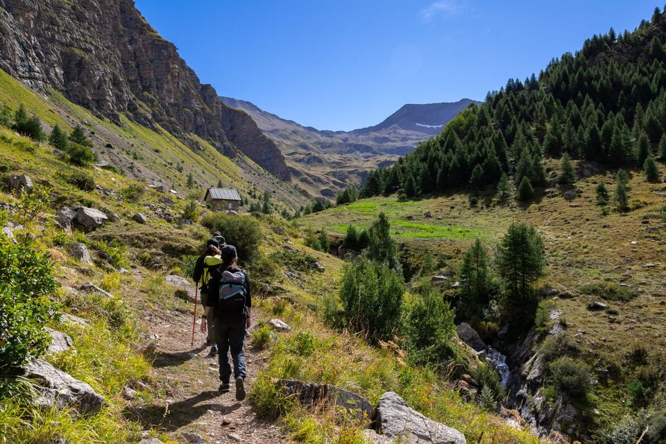 Randonneurs en direction de la cabane du Pré d'Antoni