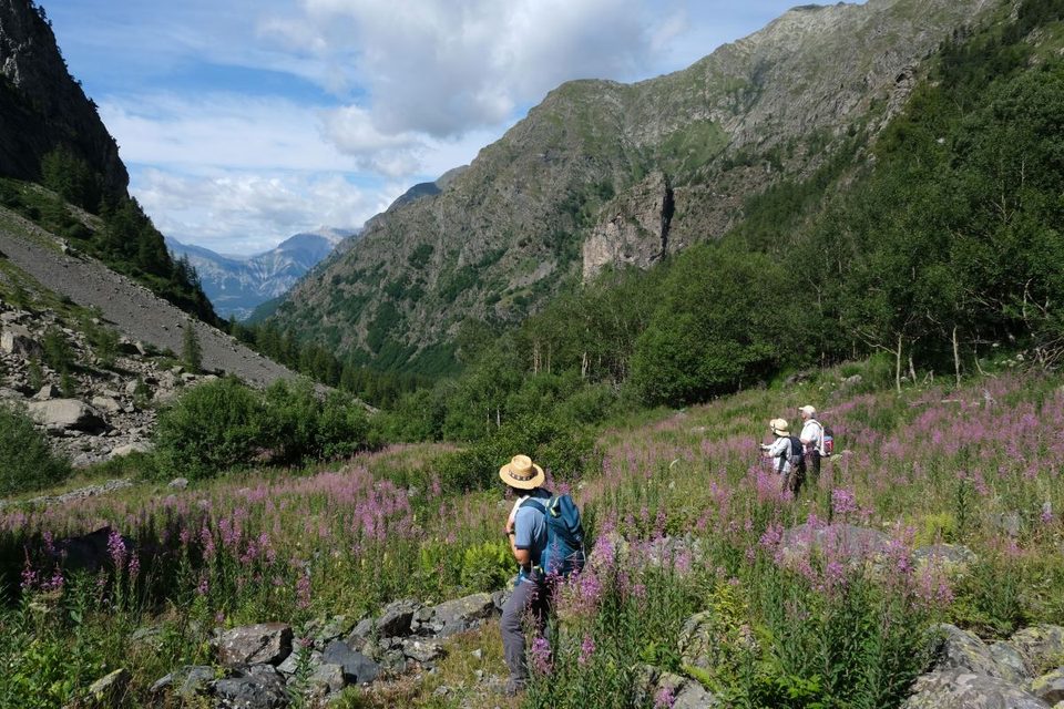 Randonneurs sur le sentier du col de Font Froide
