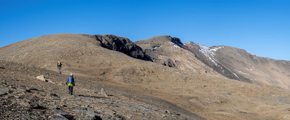 Randonneurs vers le col des Terres Blanches