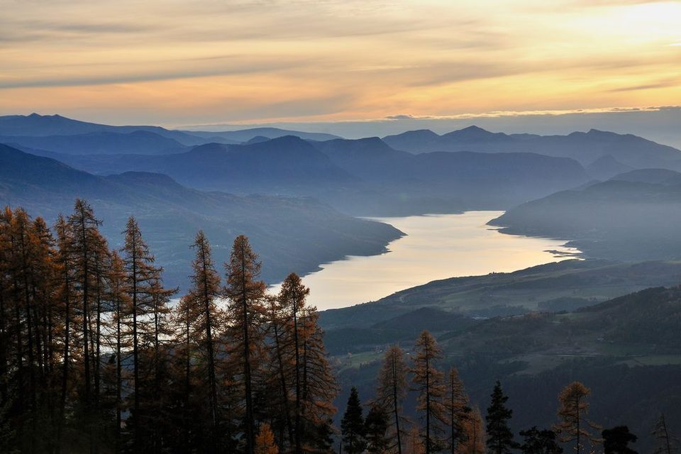 Lumière du soir sur le lac de Serre-Ponçon vu depuis le versant du mont Guillaume