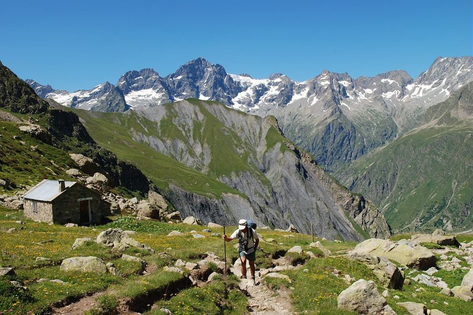 Randonneur dans le col de Vallonpierre