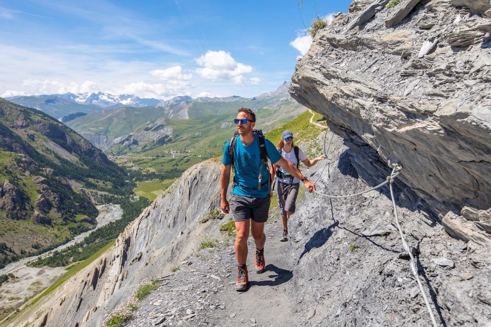 Randonneurs sur le sentier des Crevasses