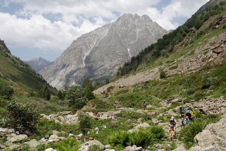 Groupe de randonneur montant au refuge de la Lavey