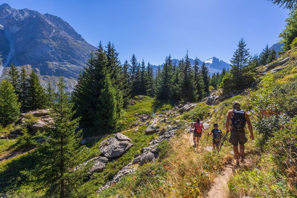 Randonneurs se rendant au refuge de l'Alpe du Pin
