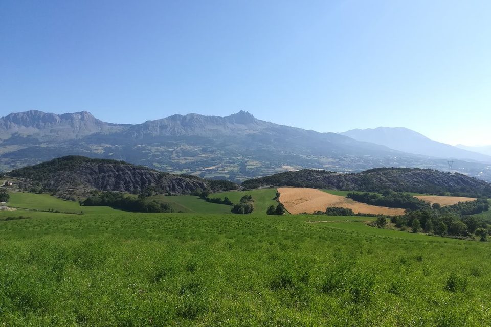 Point de vue sur les terres noires et sur les cols surplombant le village de Chorges