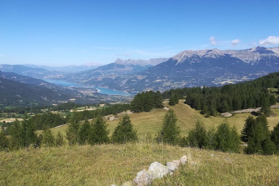 Vue sur le Lac de Serre-Ponçon au pied du Méale