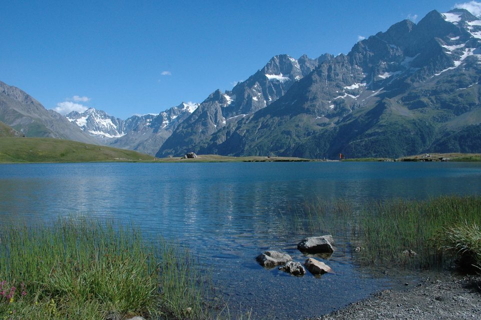 Vue vers les sommets des Ecrins Lac du Pontet