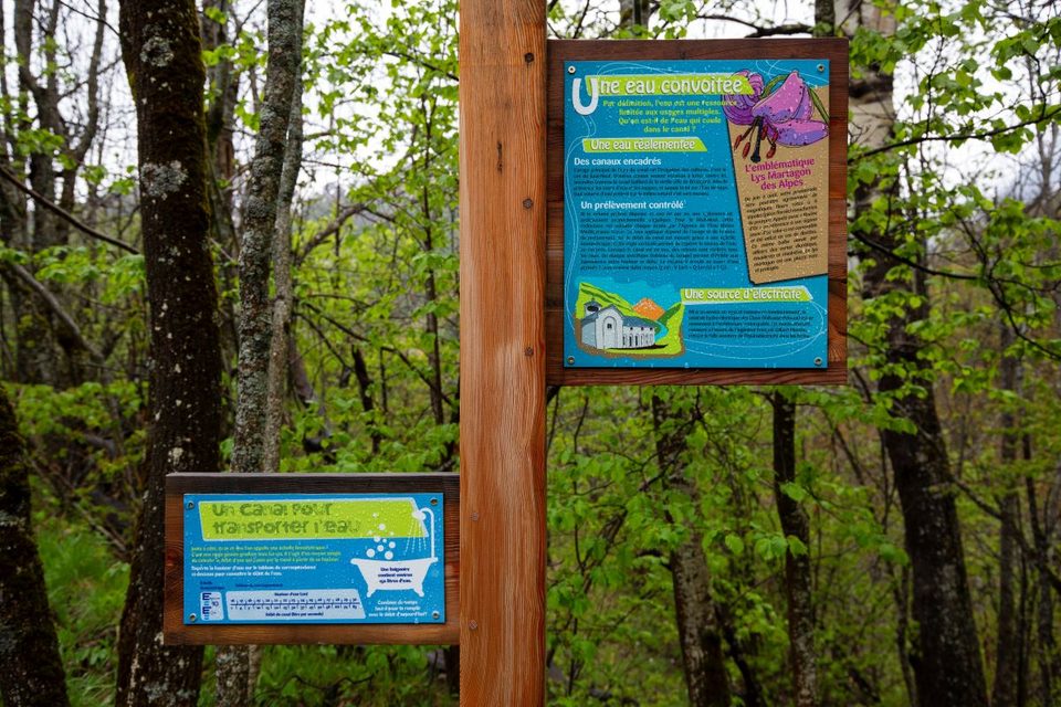 Panneau explicatif sur le sentier des canaux