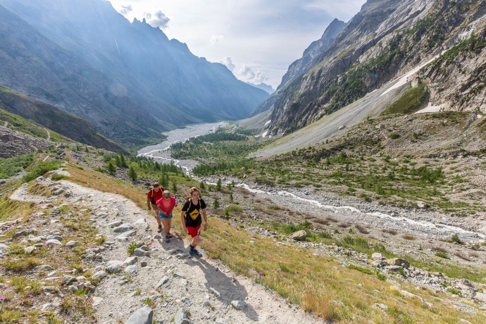 Randonneurs sur le sentier du Glacier Noir