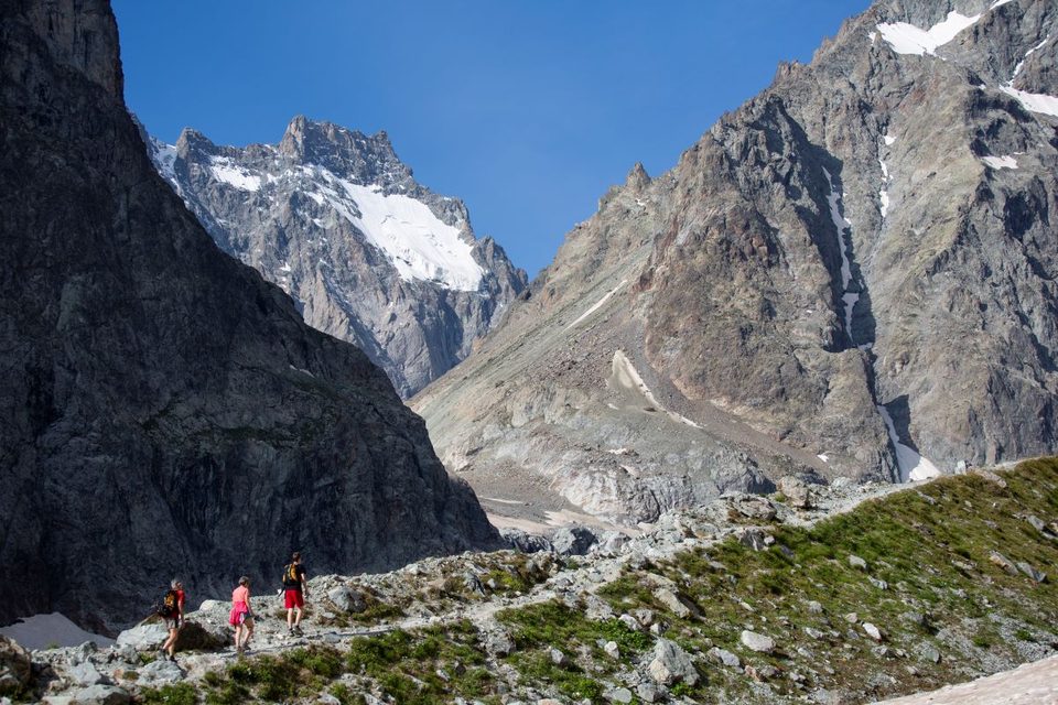 Randonneurs sur le sentier du Glacier Noir