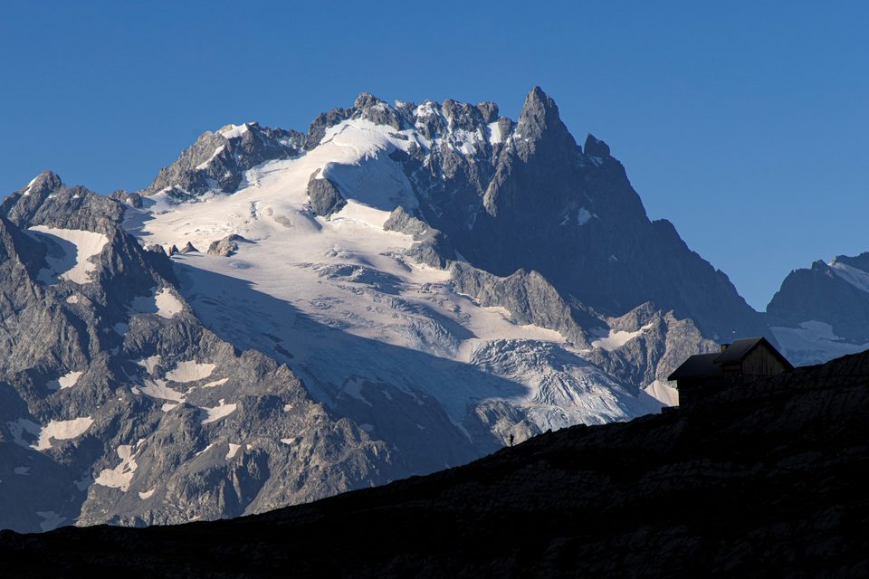 Refuge du Goléon avec la Meije en fond