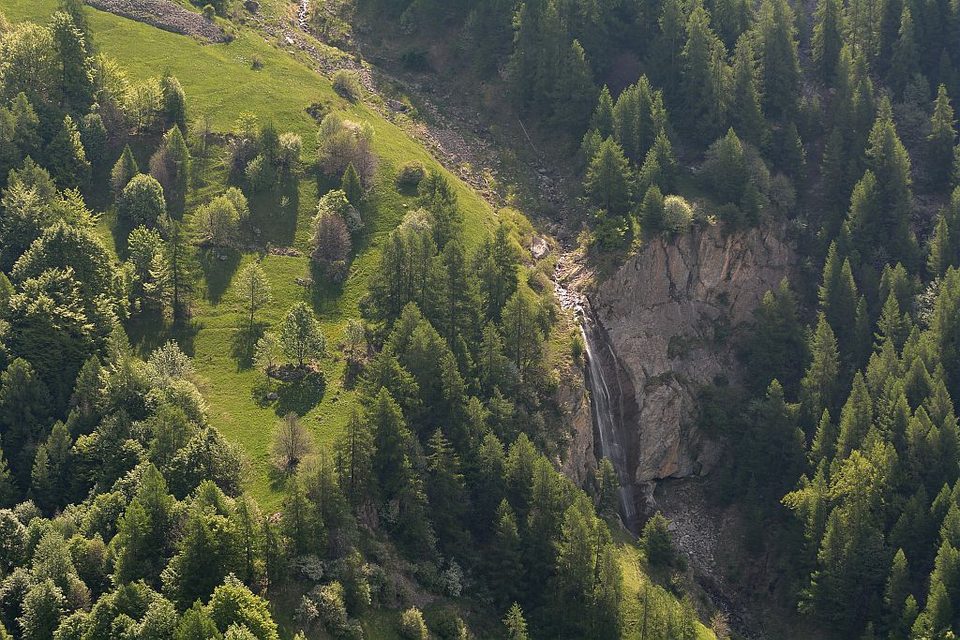 La cascade de la Pissarotte vue de la rive droite du Réallon