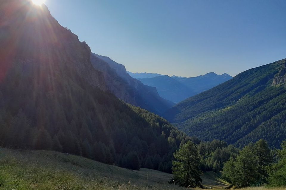 Montée par Piebrun aux premiers rayons de soleil - vue sur la vallée du Rabioux