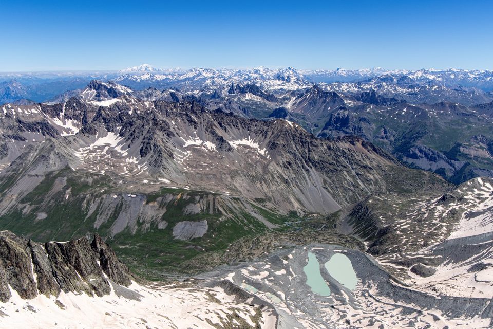 Panorama du sommet du pic du Glacier Blanc vers les lacs d'Arsine et le Mont Blanc.