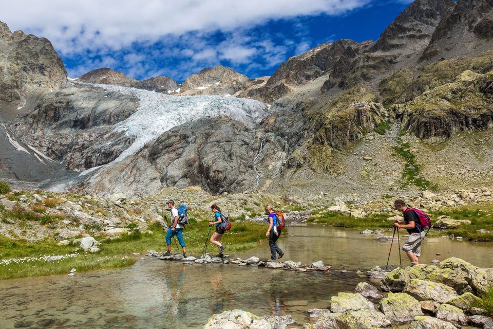 Randonneurs vers le refuge du Glacier Blanc